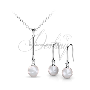 Ensemble <span class=keywords><strong>d</strong></span>'escargots Ensemble combiné <span class=keywords><strong>collier</strong></span> <span class=keywords><strong>et</strong></span> <span class=keywords><strong>boucles</strong></span> <span class=keywords><strong>d</strong></span>'<span class=keywords><strong>oreilles</strong></span> à la mode orné de cristal <span class=keywords><strong>Swarovski</strong></span> Daisini Ensemble de bijoux en perles plaquées or 18 carats - Product Image 4