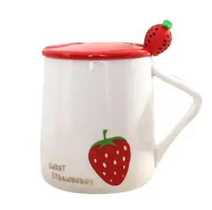 Caneca de cerâmica padrão de colher de morango vermelho