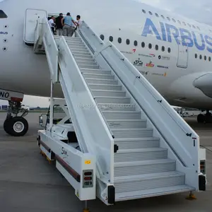 Avión de aeropuerto hidráulico pasajero embarque escaleras camión