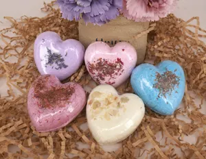 Bombes de bain parfumées en forme de cœur, naturelles, biologiques, faites à la main, étiquette privée, bain moussant pétillant, 5 couleurs, 60g, unisexe - Product Image 1