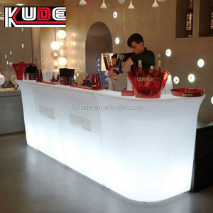 Plastic Outdoor <span class=keywords><strong>Bar</strong></span> <span class=keywords><strong>Counter</strong></span> LED Light Up <span class=keywords><strong>Bar</strong></span> Móveis <span class=keywords><strong>Cocktail</strong></span> Table