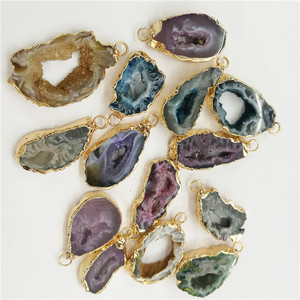 Pendentif en agate drusy avec bélière plaquée or de différentes couleurs, double bélière, connecteur en géode d'agate, charme - Product Image 1