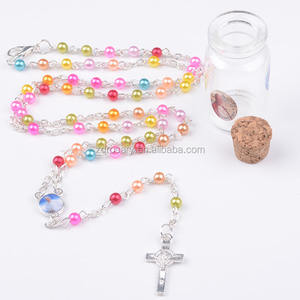 Cadeau promotionnel religieux : Mini chapelet catholique du Pape en perles de 4 mm avec fermoir mousqueton, emballé dans une bouteille à vœux en verre - Product Image 4