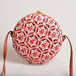 Mini sac de plage en rotin élégant de style dame, fourre-tout rond, bandoulière avec poignée, nouveau design en paille de bambou pour l'été et l'automne - Product Image 3