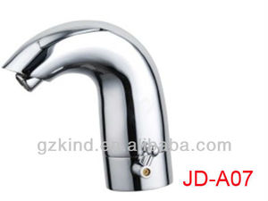 tire hacia abajo de latón reducción del flujo de ahorro de agua de la cuenca del grifo del sensor - Product Image 1