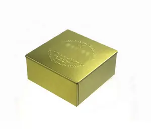 샤이니 골드 컬러 날카로운 모서리와 엠보싱 로고가있는 정사각형 모양 쿠키 주석 상자