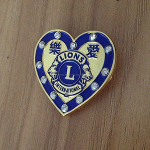 Esmalte suave pin insignia en forma de corazón de oro con el diamante y el pasador de seguridad en la parte posterior - Product Image 1