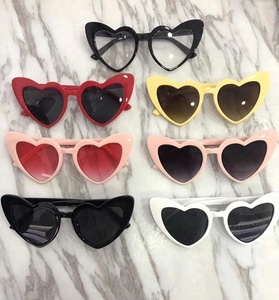 Nuovi occhiali da sole Love moda moda donna 2024 a forma di cuore - Product Image 1