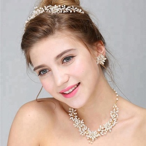 <span class=keywords><strong>Set</strong></span> di Gioielli Artigianali con Collana, Orecchini e Corona in Cristallo e Lega, Regalo Romantico per Matrimoni - Product Image 2