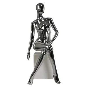 ตกแต่งที่สมจริงแฟชั่นเสื้อผ้า Shop จอแสดงผลเงินหญิงนั่ง Chrome Mannequin