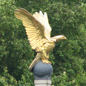 Statue d'aigle chauve en bronze de haute qualité, décoration de jardin et de parc, sculpture en bronze d'aigle royal doré - Product Image 1