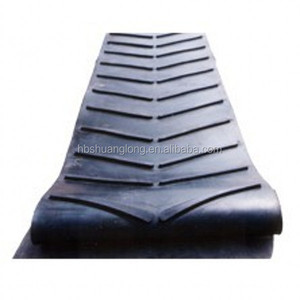 Bande transporteuse en caoutchouc Chevron à surface profilée à angle raide, bande transporteuse à motif de colonne en forme de U à chevrons Fabricant - Product Image 4