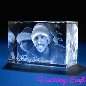 Cubo de cristal 3d da imagem do casal para lembrança da viagem