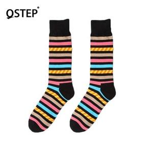 Venta al por mayor logotipo personalizado diseño cómodo transpirable redondo de algodón de la raya de la Navidad, Ginebra, chocolate, vino, si puede leer esto traer vino de feliz vestido Calcetines Hombre Calcetines de colores - Product Image 4