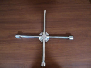 Llave de cruz de acero al carbono con acabado espejo/ acabado mate BCP - Product Image 1