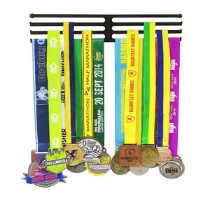 三酒吧显示铁体育奖章持有人马拉松奖章衣架