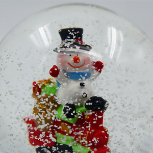 Décoration <span class=keywords><strong>de</strong></span> Noël personnalisée <span class=keywords><strong>en</strong></span> polyrésine rouge <span class=keywords><strong>en</strong></span> forme <span class=keywords><strong>de</strong></span> <span class=keywords><strong>boule</strong></span> <span class=keywords><strong>de</strong></span> <span class=keywords><strong>neige</strong></span> avec mélodie 10x10x15cm (taille <span class=keywords><strong>personnalisable</strong></span>) - Product Image 2