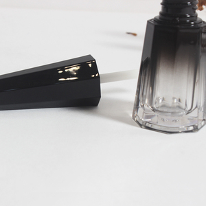 Hộp Đựng Son Bóng Màu Bạc Hình Nón Bát Giác 4.5 Ml Hộp Đựng Rỗng Bằng Nhựa Màu Đen Gradient Dễ Thương Cho Mỹ Phẩm - Product Image 6