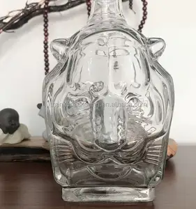 Botella de Vidrio Personalizada con Forma de León, Muy Elegante para Licor o Vodka - Product Image 1
