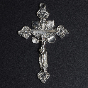Crucifix catholique personnalisé en usine, <span class=keywords><strong>croix</strong></span> à bord évasé, crucifix papal, chapelet en métal, crucifix catholique - Product Image 5