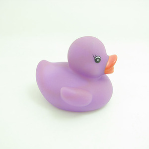 Pato de banho de borracha ecológica roxo, flutuante, mini pato, borracha, com logotipo, brinquedo de banho, para crianças - Product Image 1