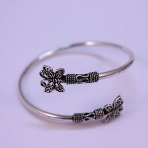 สร้อยข้อมือแฟชั่นผีเสื้อสีเงินปรับได้ - Product Image 1