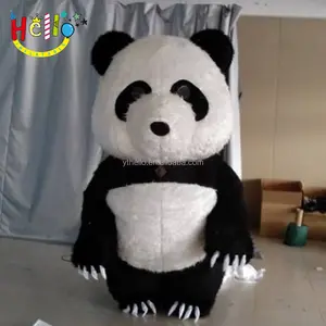 Carnaval parada dans opblaasbare panda mascotte kostuum