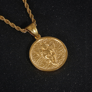 Collier KALEN de haute qualité avec pendentif rond en forme de petite personne avec couronne et ailes en acier inoxydable - Product Image 3