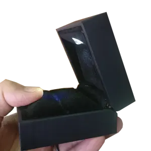 도매 주문 우단 보석 포장 작은 상자는 빛을 가진 반지 상자를 불이 켜집니다