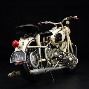 Modèle de moto rétro classique en étain fait à la main vintage R60-2 de 1967 à vendre, échelle 1:8, décoration en métal pour la maison et le restaurant - Product Image 4