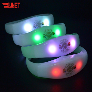 SUNJET Chức Năng Mới Thiết Bị Trang Trí Sự Kiện RGB Led <span class=keywords><strong>Light</strong></span> Nhấp Nháy Điều Khiển Từ Xa 33 Nút Concert Dmx Led Bracelet - Product Image 4