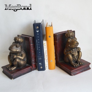 Sujetalibros Creativo de Resina Pintado a Mano con Escultura de Príncipe Rana Sentado, Sujetalibros de Rana de Polystone Pesado, Arte y Coleccionable - Product Image 5