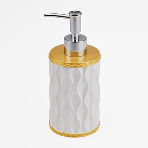 Bouteille de shampoing écologique de style royal arabe doré au design moderne, en polyéthylène, taille 7,5x7,5x17,5 cm, accessoires de salle de bain - Product Image 1