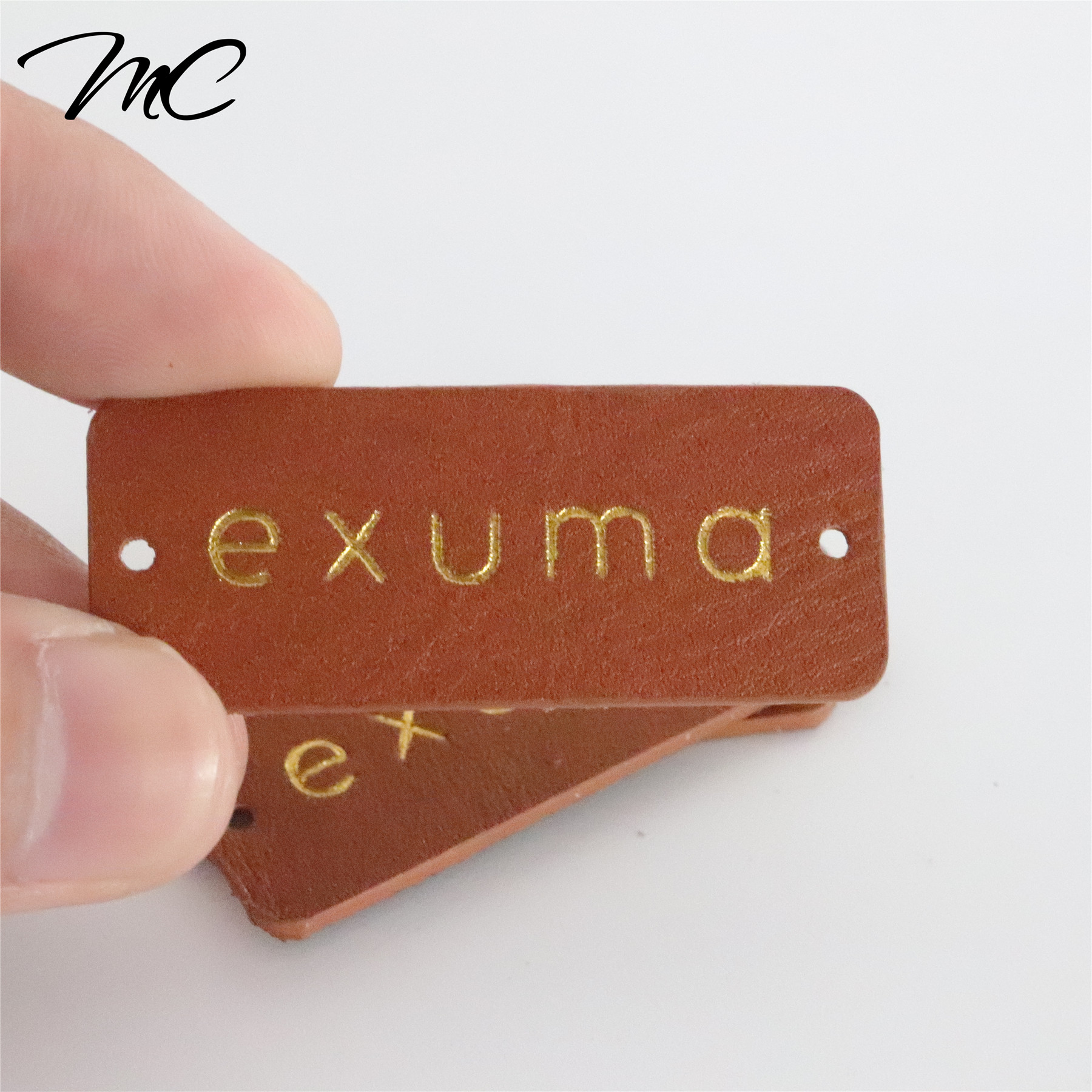 De qué tipo de material están hechas las carteras Coach?