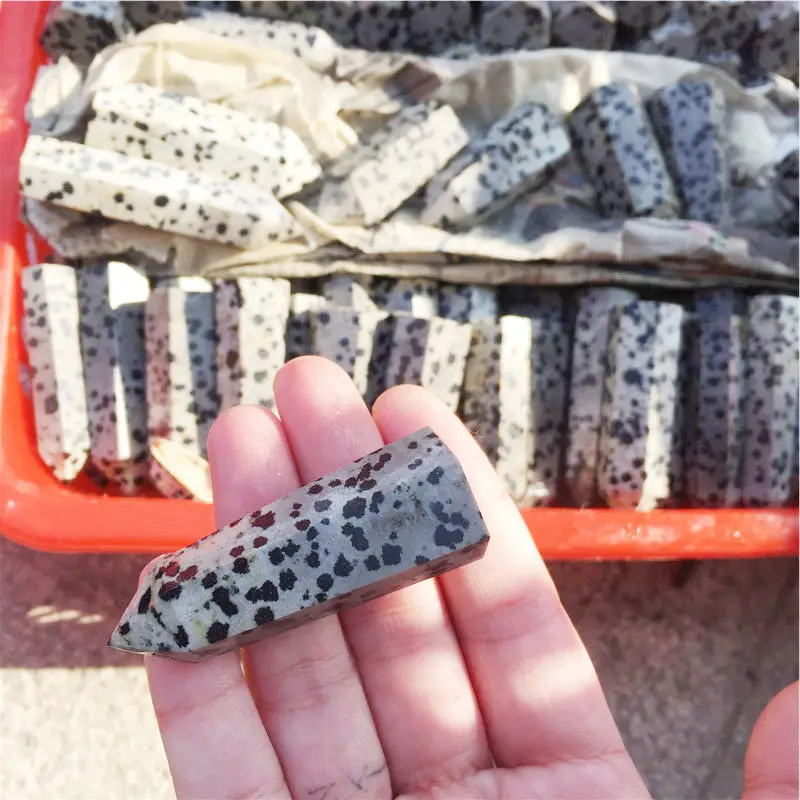 Preço de fábrica dálmata jasper balmatin pontos de cristal de quartzo bruto para venda por atacado