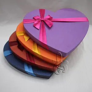 סיטונאי פנסי בצורת לב שוקולד קופסא עם סרט כחול Bowknots ודפוס