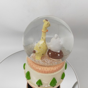 Vente en gros de boules à neige en résine style artificiel sur le thème des animaux et des modèles pour la décoration de la maison inspiré par l'anime et la musique - Product Image 5
