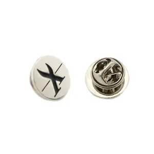 Promozione argento colore personalizzato logo deboss risvolto metallo pin badge per l'abbigliamento