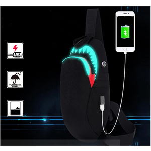 Borsa a Tracolla da Uomo Custom1 con Design Squalo a Bocca Grande, Caratteristiche Luminose e Impermeabili, Stile Cross-body con Porta USB - Product Image 6