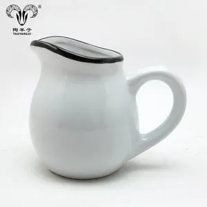 Старинный керамический чайник для кофе или чая или молока