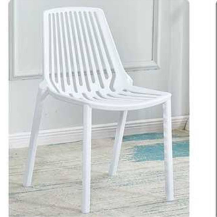 Sedia bianca all'aperto in plastica ristorante