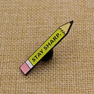 कस्टम सस्ते पेंसिल आकार अंचल पिन रंग भरा नरम तामचीनी बैज