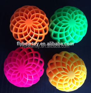 2018 nouveau lancement En Nid D'abeille trou TPR en caoutchouc ball bounce clignotant sauter <span class=keywords><strong>boule</strong></span> squish balle - Product Image 1