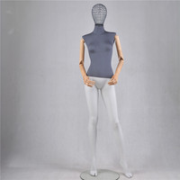 Mannequin femme européen en tissu gris grande taille, corps entier, avec tête en fil métallique, pose debout