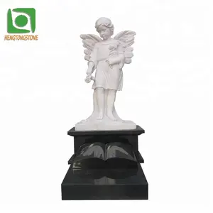 Estátua de anjo criança, pedra de base de mármore branco com granito preto