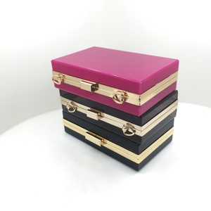 Piccola <span class=keywords><strong>pochette</strong></span> <span class=keywords><strong>nera</strong></span> in acrilico Minaudiere con manico a catena borsa quadrata dal Design delicato ed elegante - Product Image 1