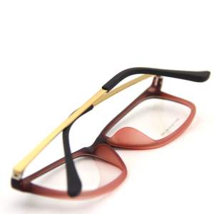 Fabricant de lunettes de <span class=keywords><strong>soleil</strong></span> polarisées unisexes à pince personnalisées à la mode 3017 Style OEM 12 lunettes pour hommes 7 jours de livraison depuis la Chine - Product Image 5