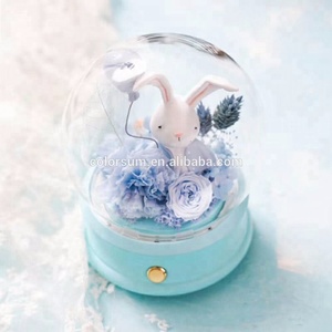 Boîte à musique en verre de Noël avec système à manivelle pour roses éternelles - Product Image 5