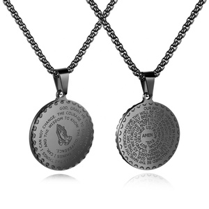Collana con pendente in acciaio inossidabile con lettere incise grafate personalizzate classiche con mani in preghiera - Product Image 2