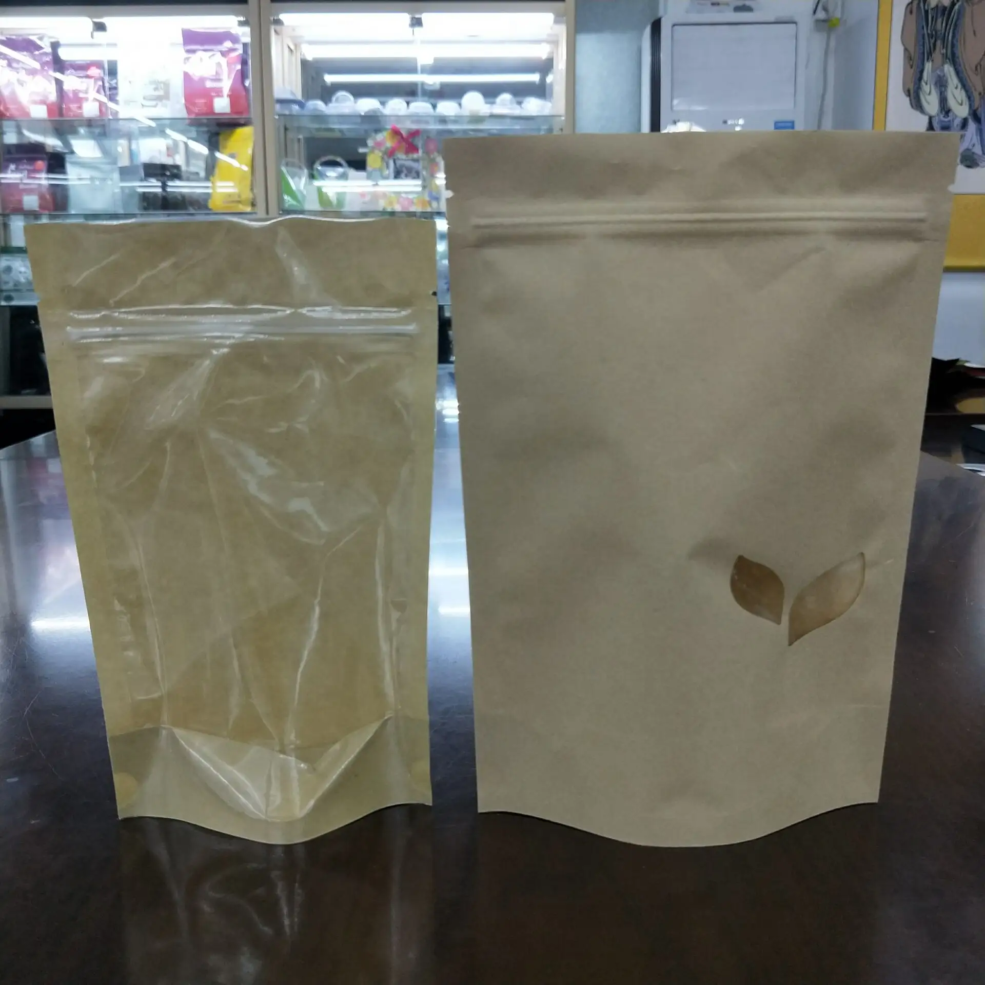Стоячие кармашки с индивидуальным принтом 500gm, прозрачные пластиковые передние коричневые карманы из крафтовой бумаги, задняя упаковочная сумка с молнией